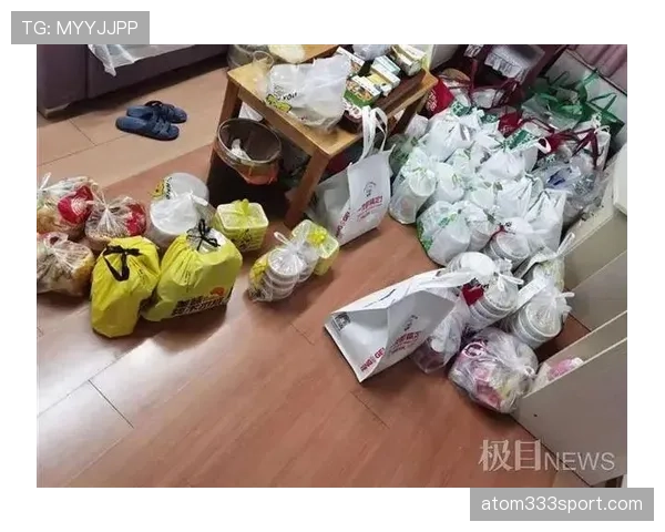 仲满家像豪宅样板间，厨房水槽里却堆着外卖盒，我笑抽了